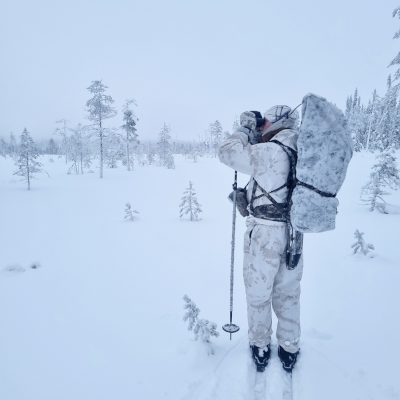 kuva lumipukuisesta hiihtäjästä